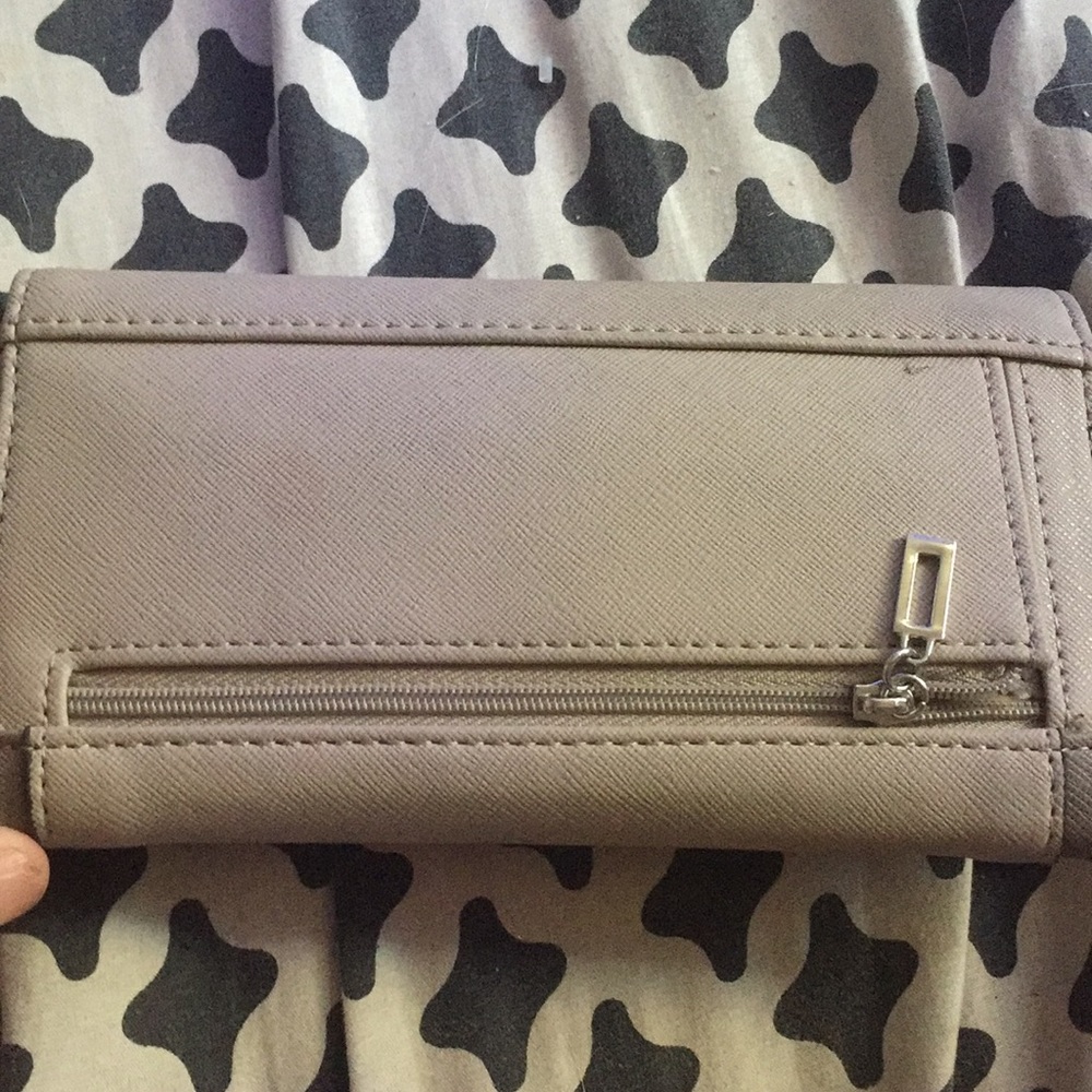 Authentic Guess wallet - Picture 3 of 3